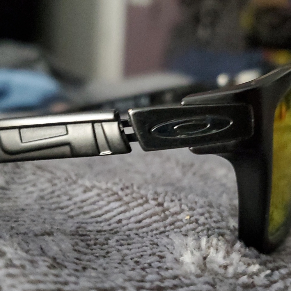 Oakley - Picture 4 of 4